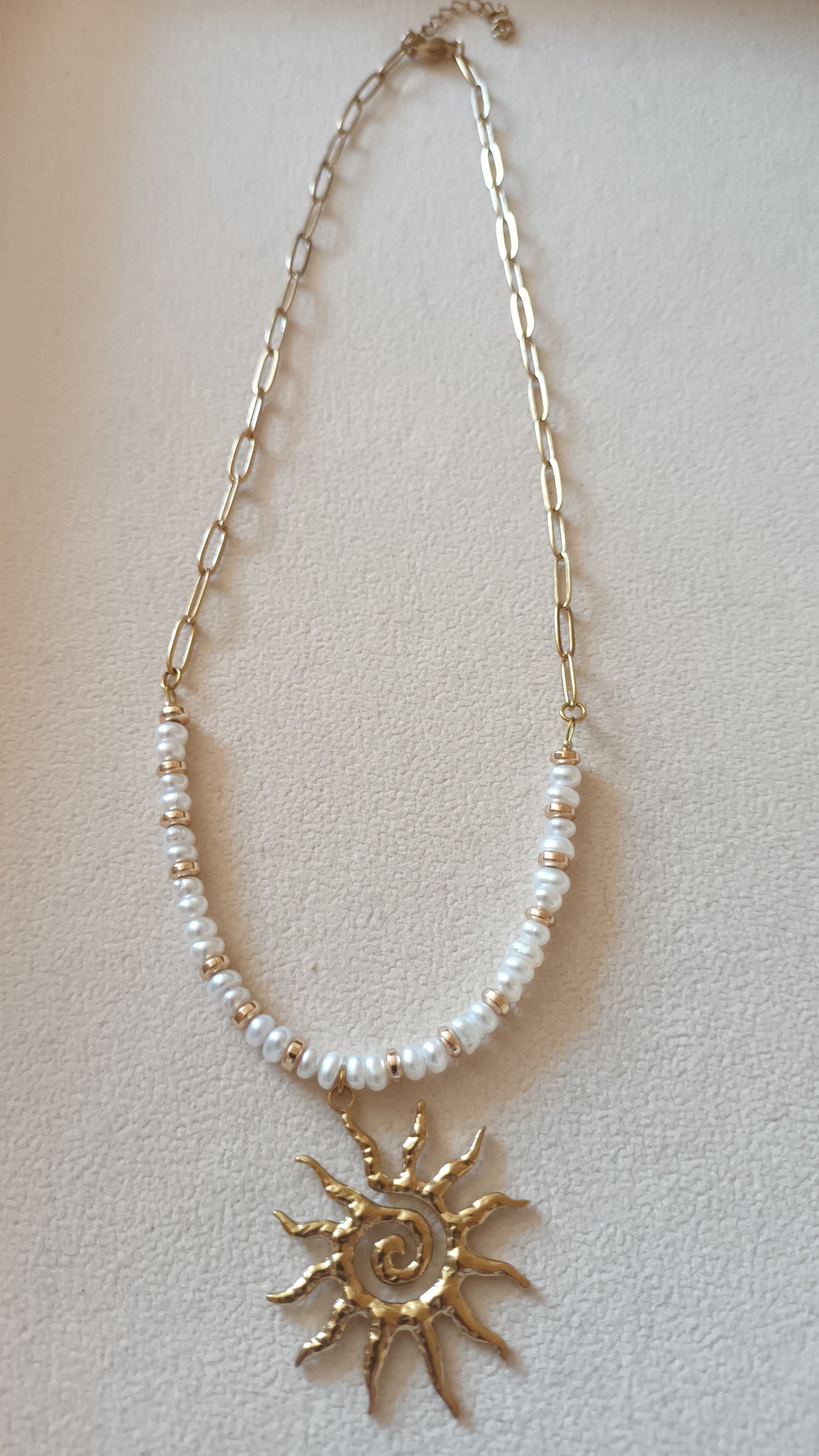 Collection été : Collier Soleil et perles d'eau douce