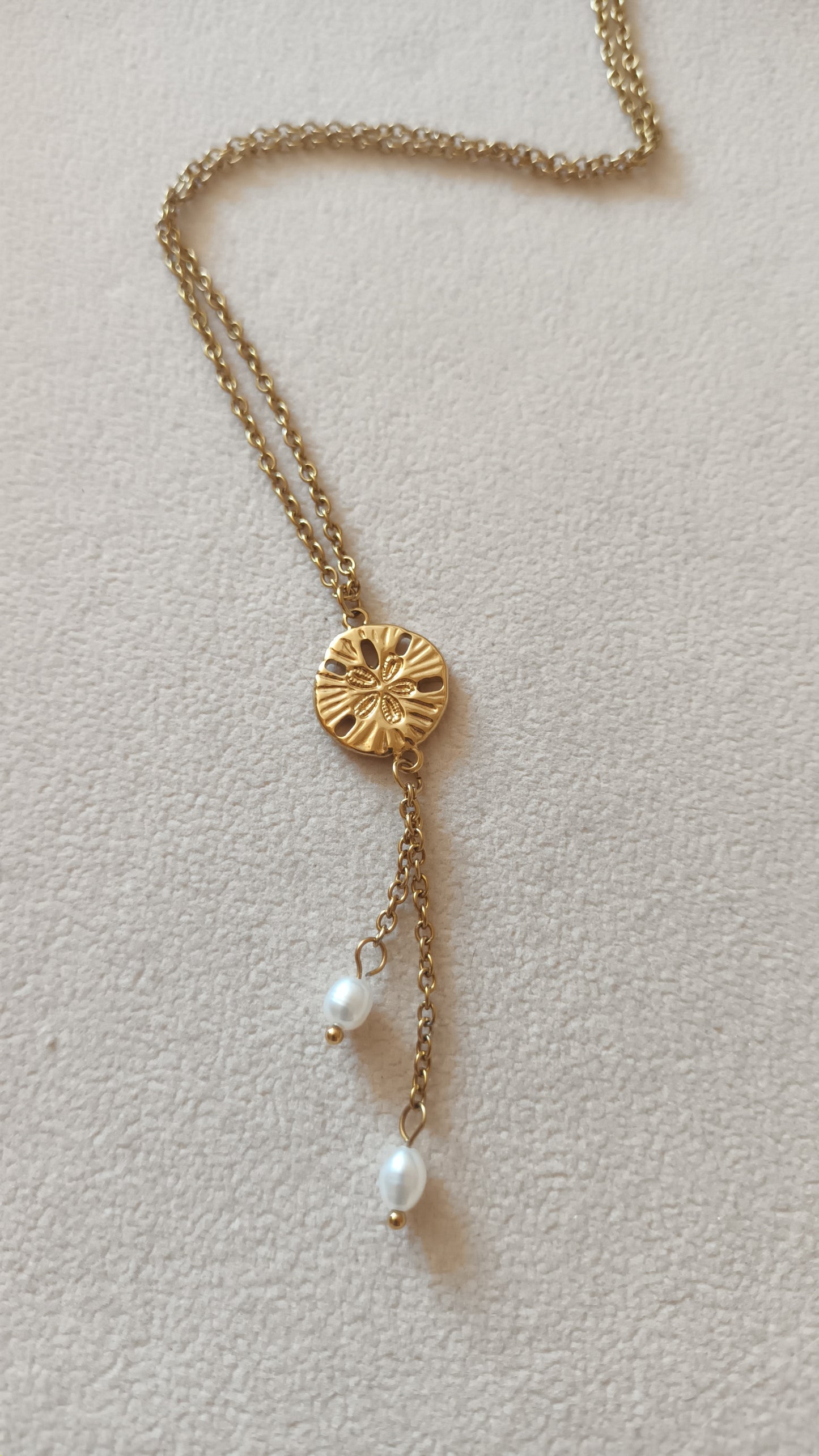 Collection été : Collier fin Dollar des sables et perle d'eau douce