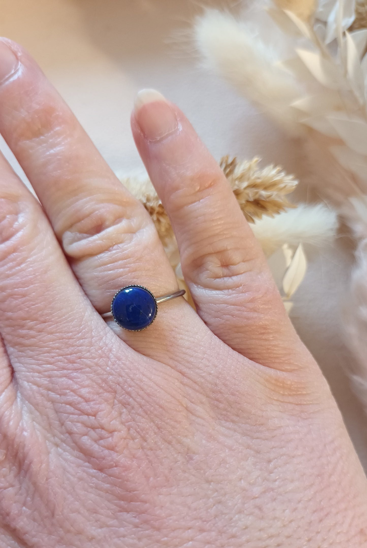 Anillo redondo de lapislázuli bañado en oro