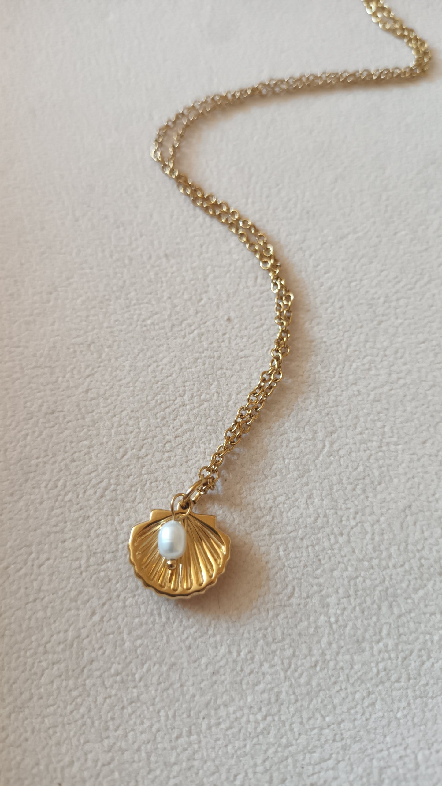 Collection été : Collier fin Coquille et perle d'eau douce